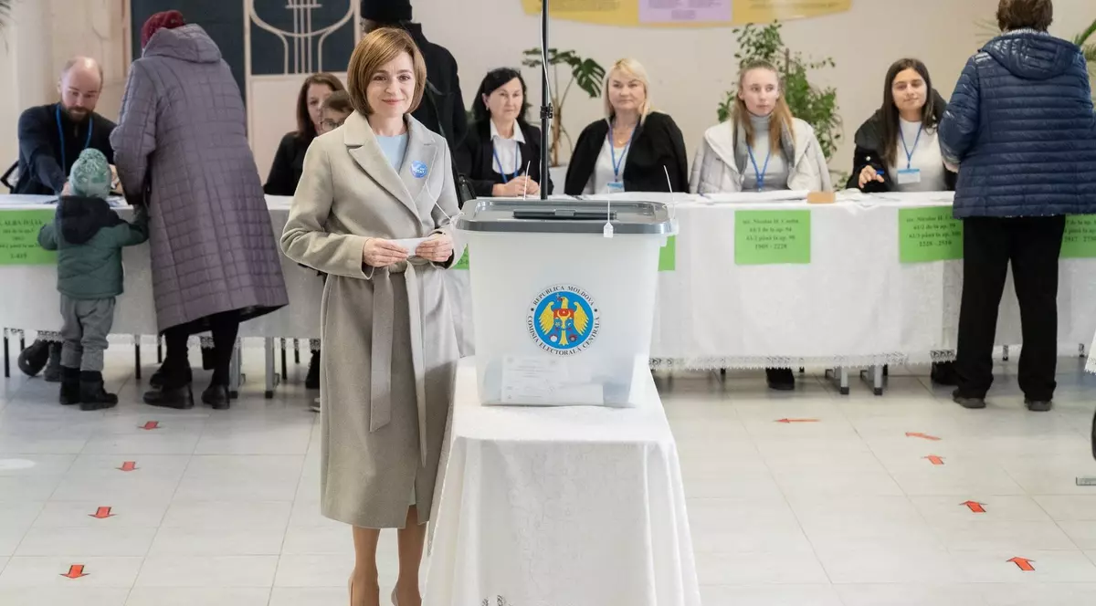 Maia Sandu în secția de votare, înainte de a introduce în urnă buletinul de vot.