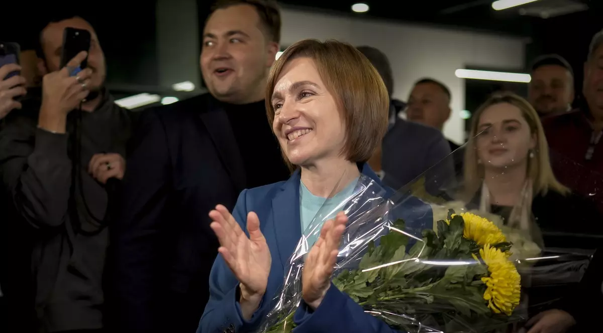 Maia Sandu, cu un buchet de flori galbene în brațe, celebrează victoria alături de echipa sa de campanie Foto: Profimedia