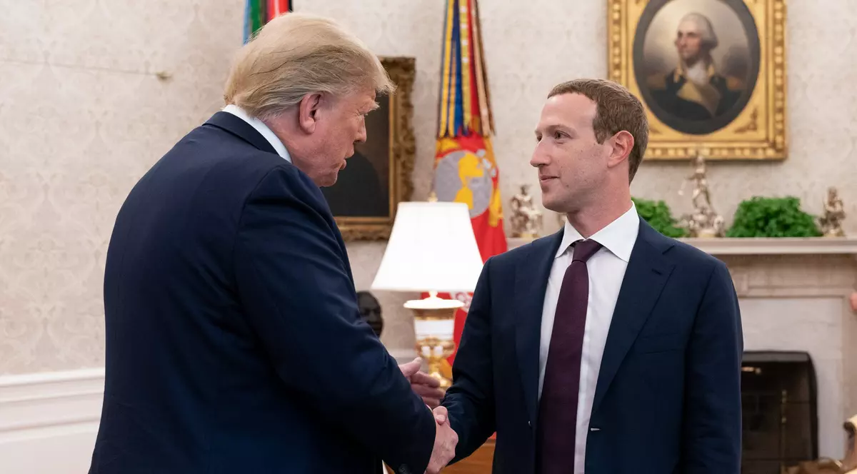 Mark Zuckerberg l-a vizitat pe Donald Trump la Casa Albă. Imaginea a fost realizată la 19 septembrie 2019, în Biroul Oval.