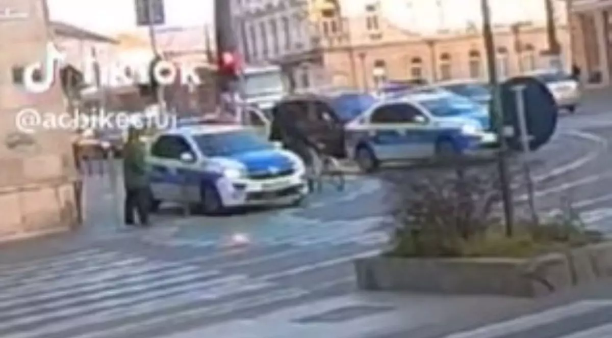 Agentul de poliție circulă cu mașina în Cluj-Napoca, pe trotuar