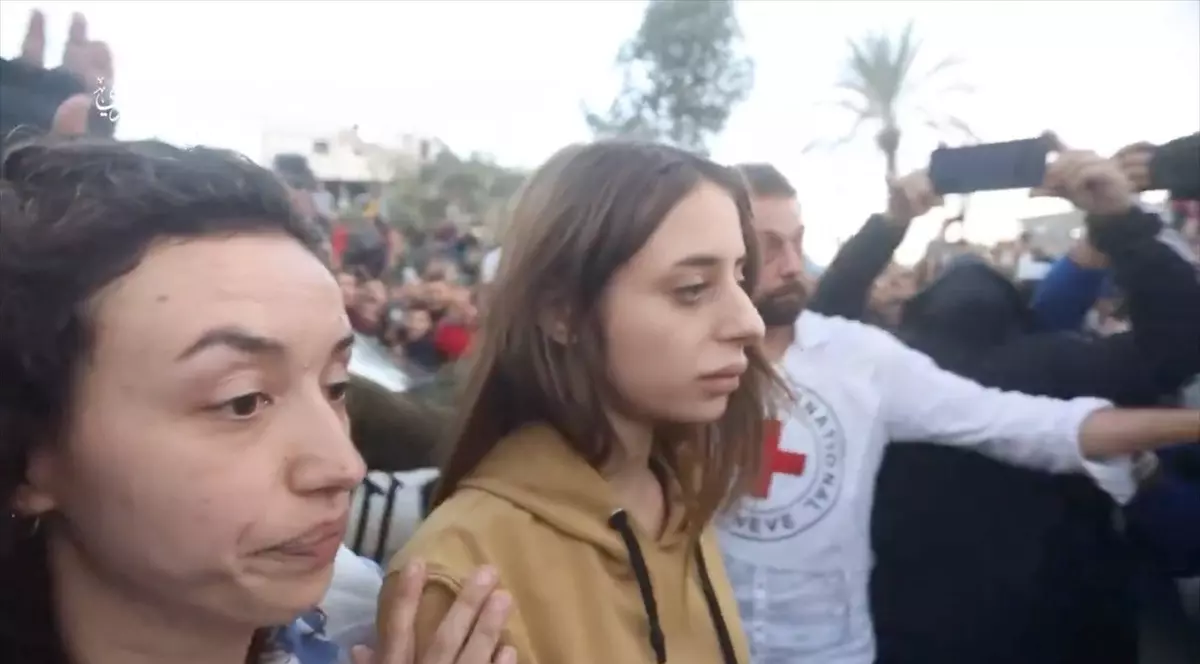 Mia Schem (în centrul imaginii) în momentul eliberării sale, pe 30 noiembrie 2023 Foto: Profimedia