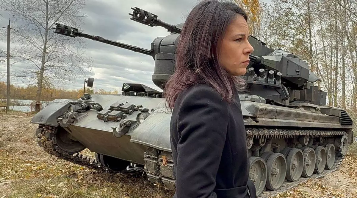 Annalena Baerbock, ministrul de Externe al Germaniei, în vizită la Kiev, la o bază militară