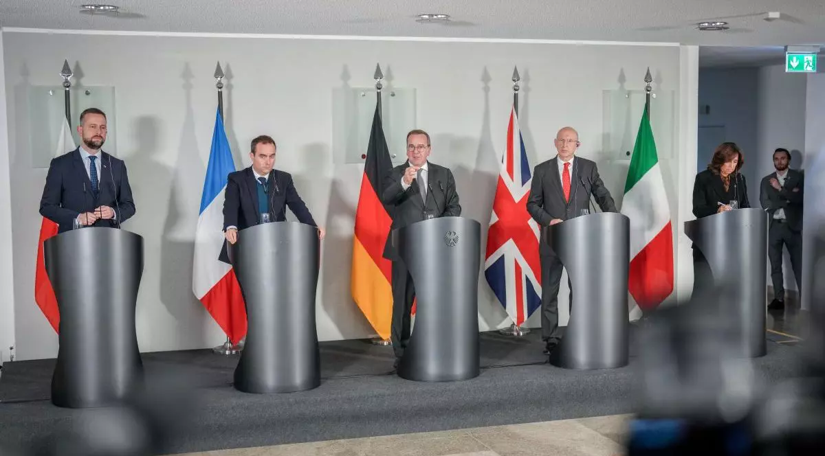 Miniștrii Apărării din Italia, Franța, Marea Britanie, Polonia și Germania în cadrul unei conferințe de presă