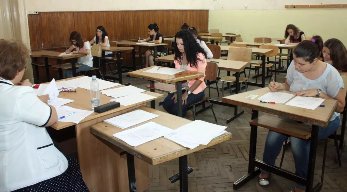 Elevi care dau examenul de bacalaureat