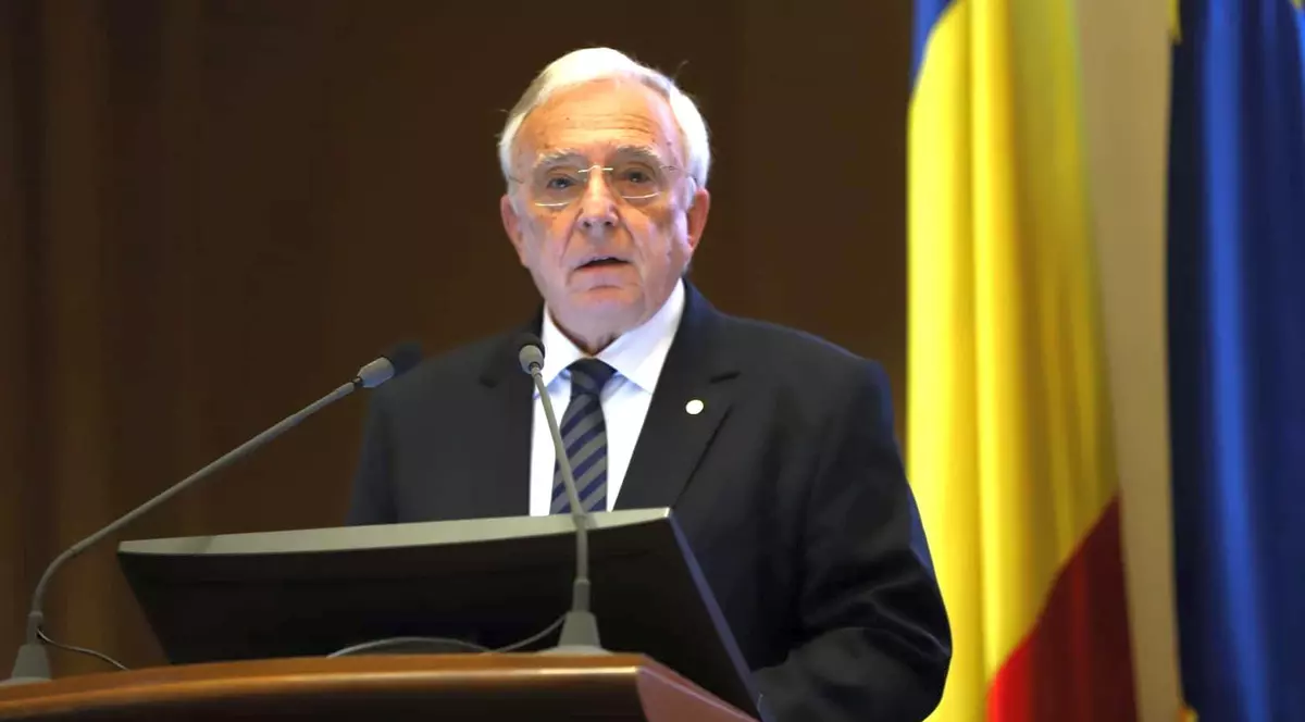 Mugur Isărescu la o conferință de presă