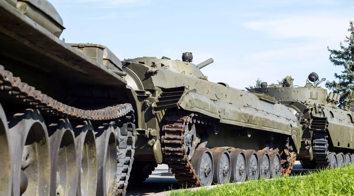 O coloană de vehicule blindate și tancuri