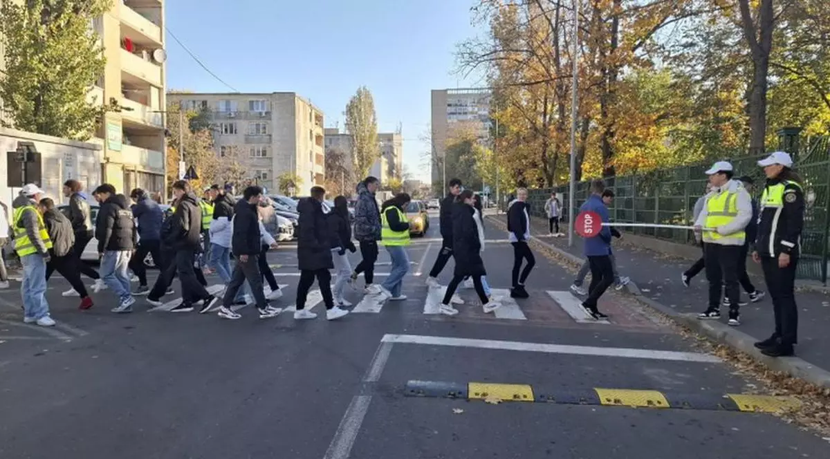 Elevii din Galați, învățați să traverseze corect strada de patrulele școlare, care reapar în oraș