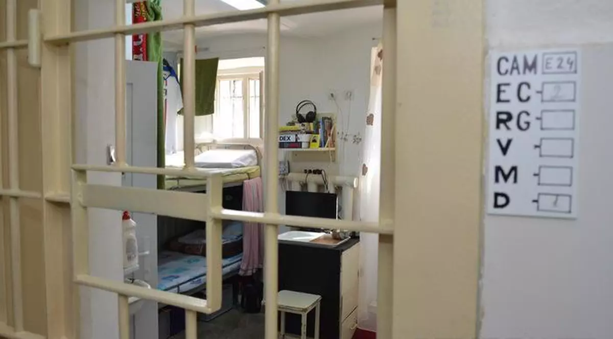 Un deținut de la Penitenciarul Oradea a distrus televizorul cu o coadă de mătură, după ce s-a certat cu colegul de celulă pentru programul favorit