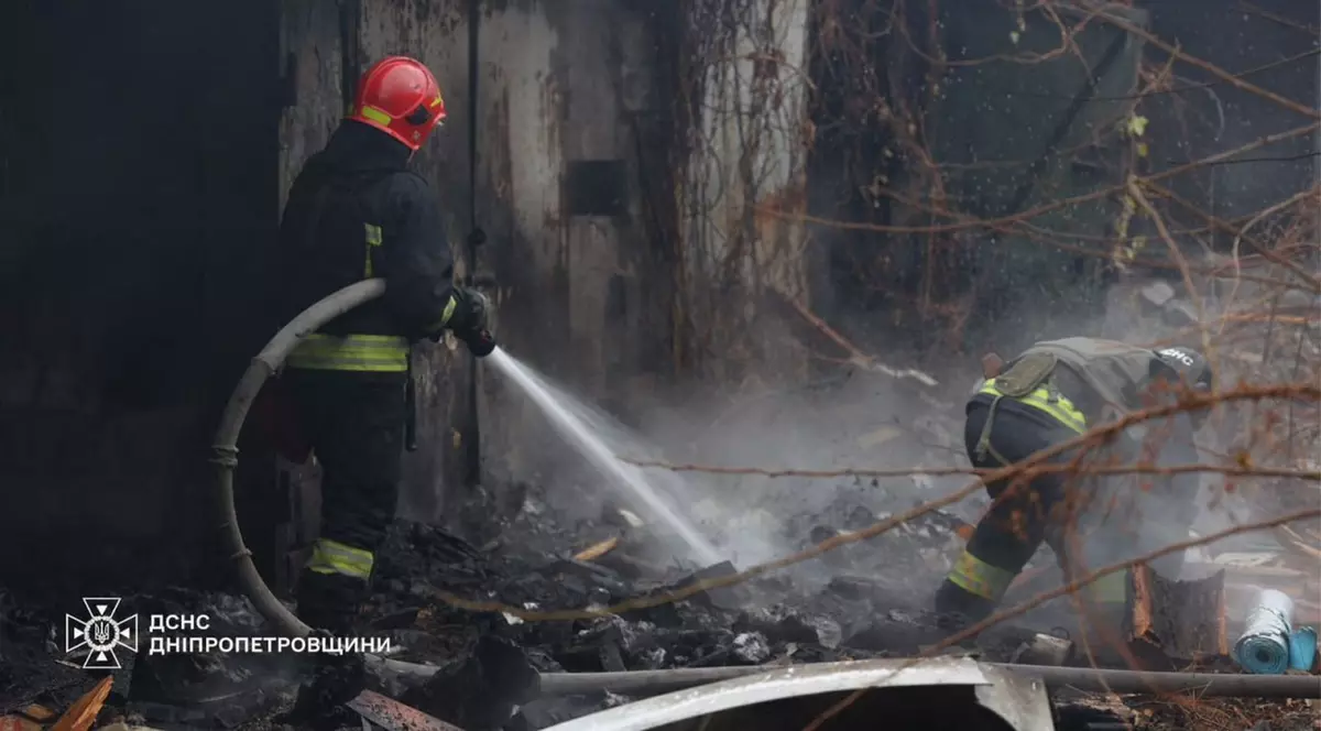 Pompieri ucraineni sting un incendiu izbucnit la locul atacului din Dnipro Foto: Hepta