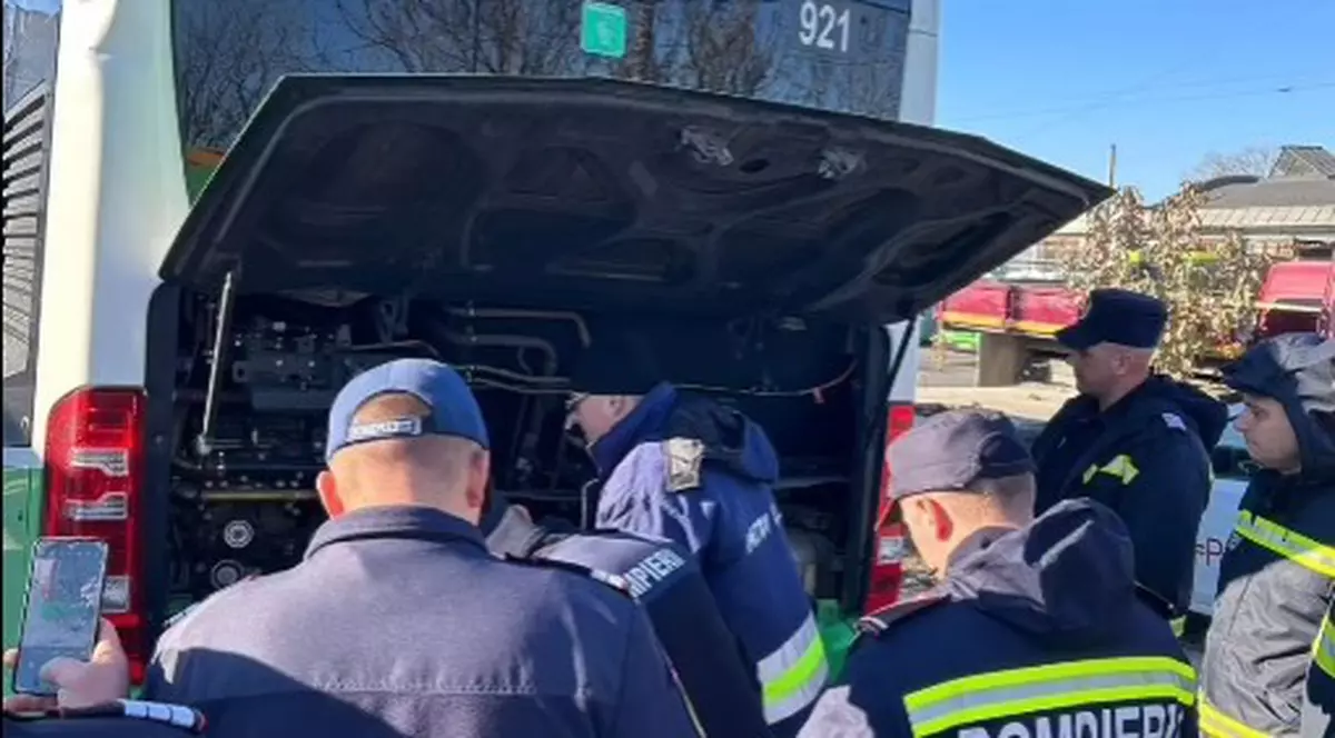 pompierii învață cum să stingă incendiile la auovehiculele electrice