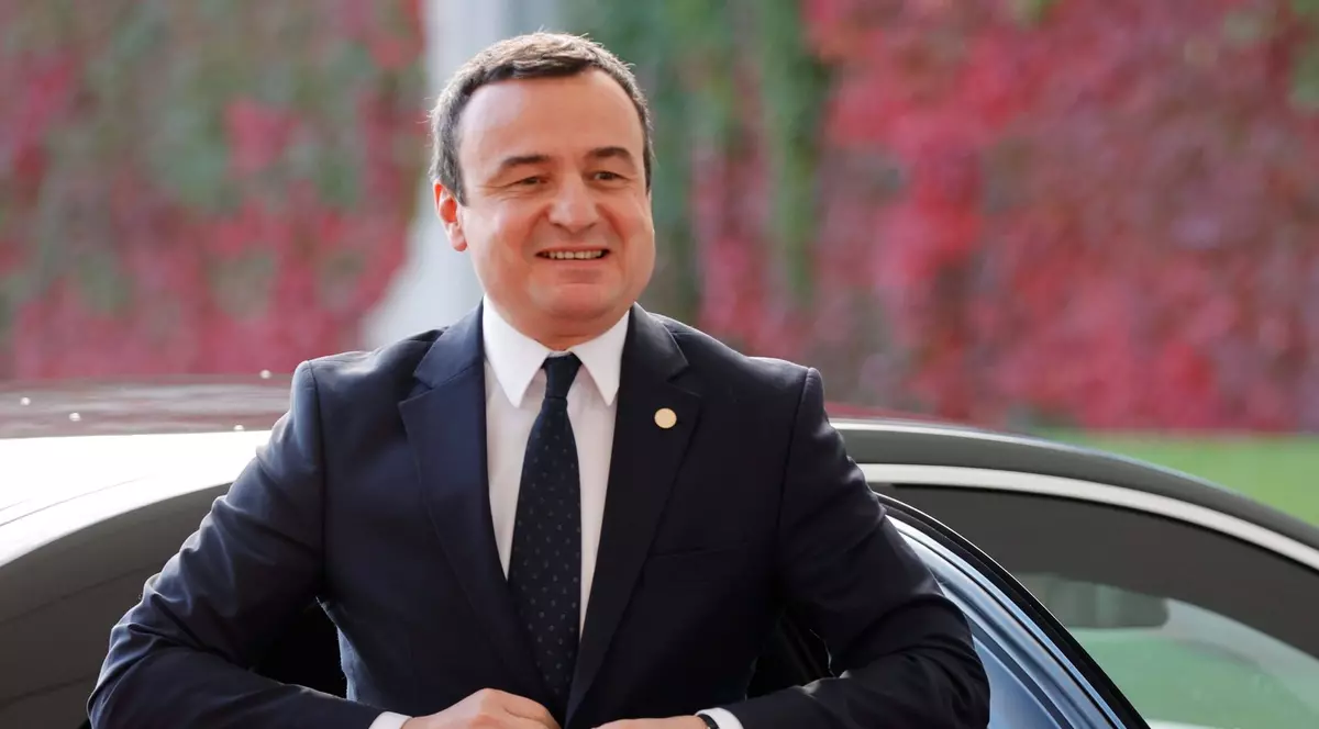 Albin Kurti a fost surprins în timp ce își închidea nasturele de la sacou.