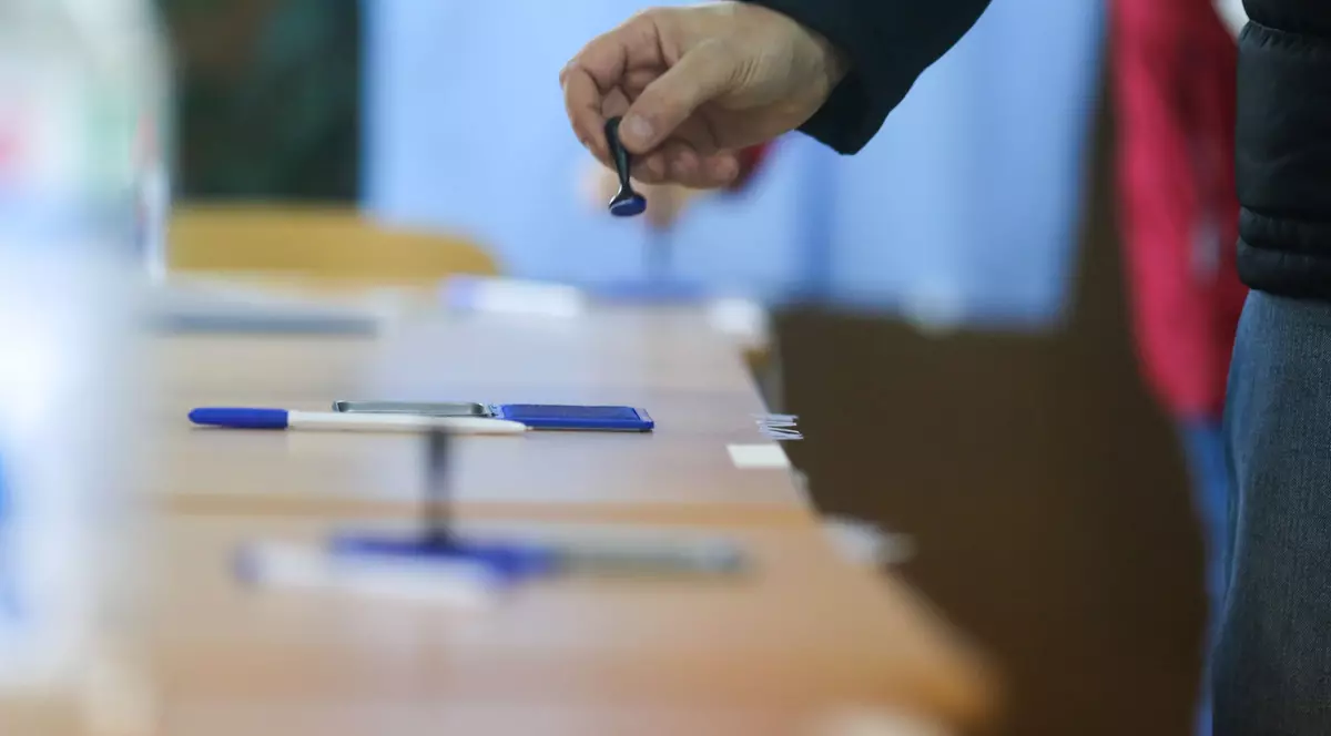 Live Text Prezenţa la vot alegeri prezidenţiale 2024, turul I şi referendum Bucureşti - Imagine cu stampile si buletine de vot într-o sectie de vot.