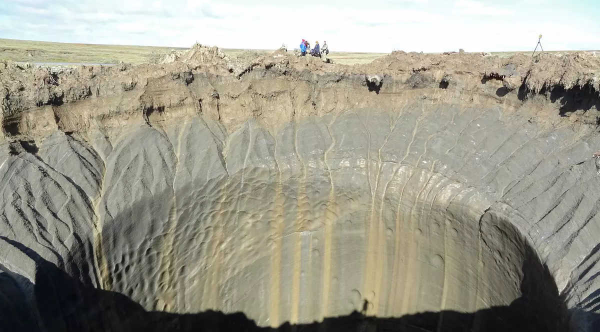 Crater uriaaș în Siberia