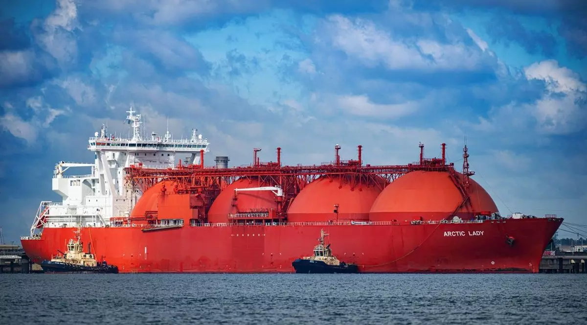 un vas de gaz lichefiat care navigheaza pe mare