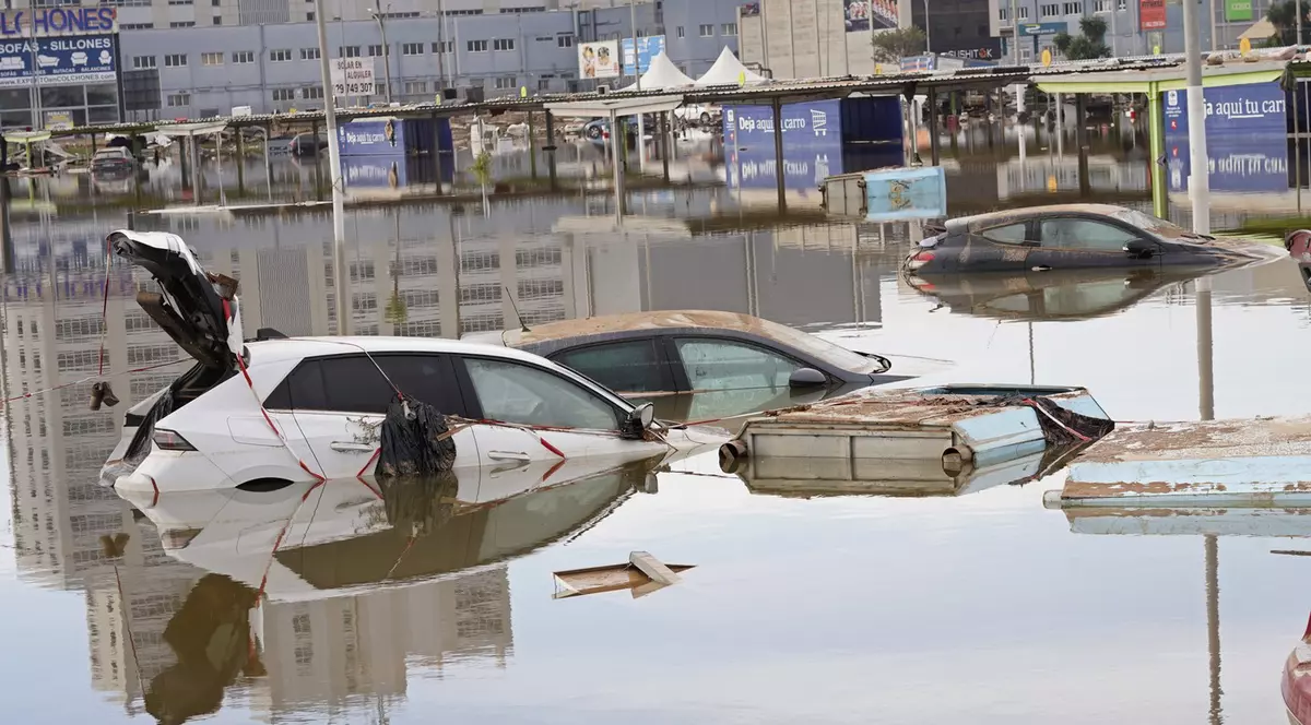 Mașini cuprinse de viiitură, în Spania