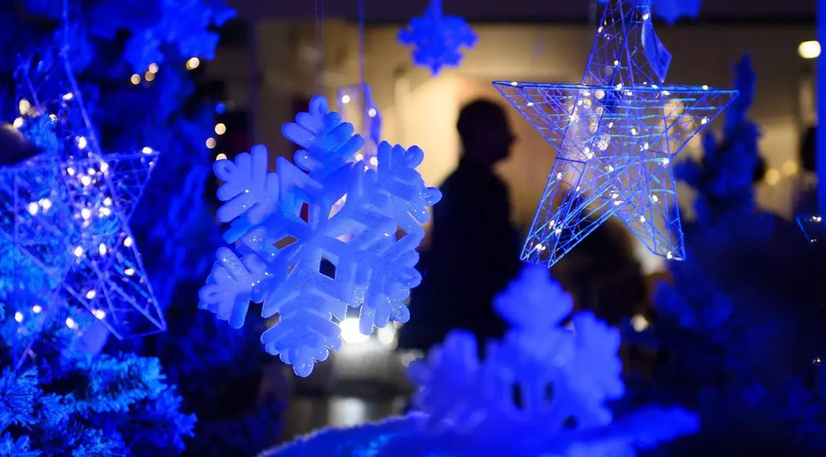 decoratiuni de craciun in forma de fulgi de nea, luminate in albastru
