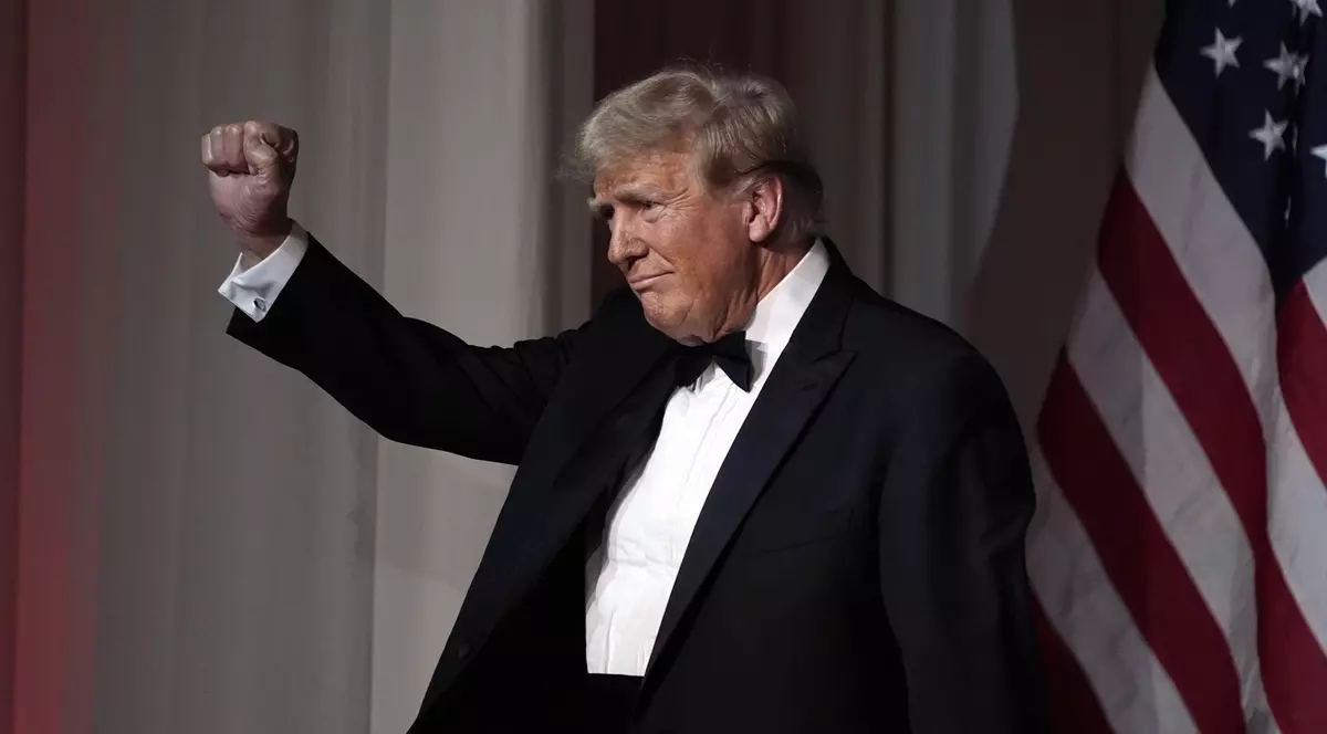 donald trump cu pumnul ridicat, îmbrăcat într-un frac negru cu papion