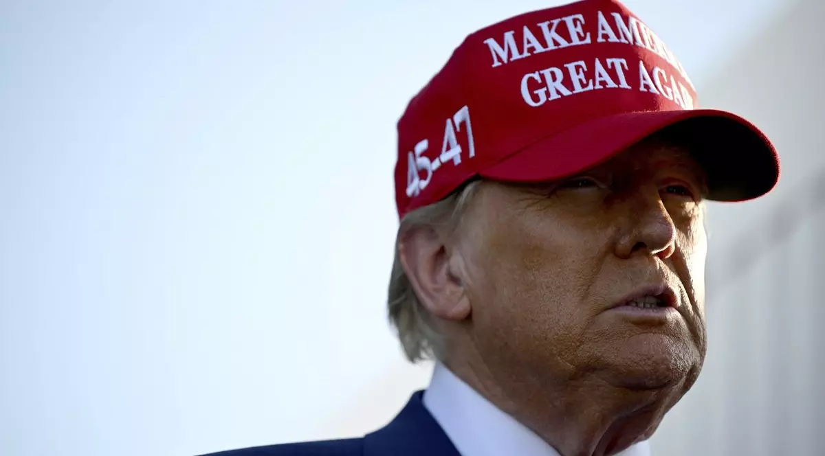 Donald Trump cu o șapcî MAGA
