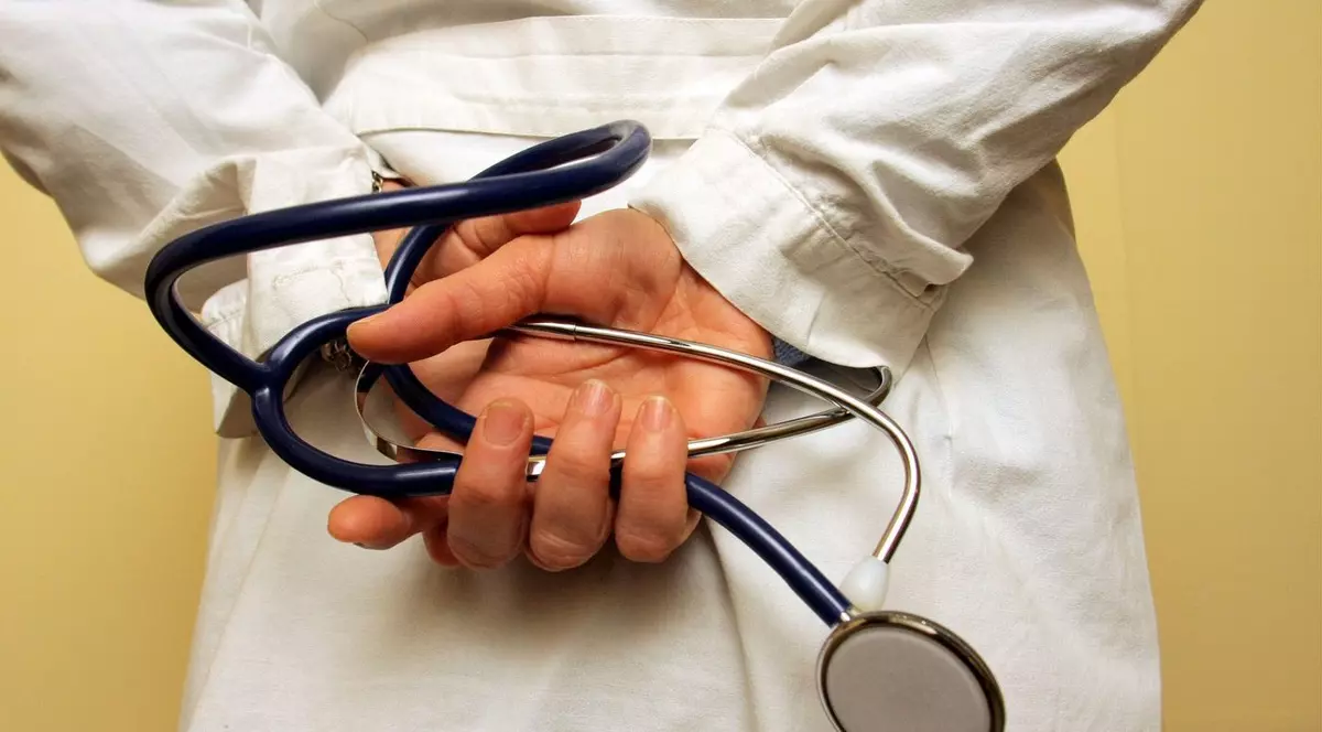medic care ține un stetoscop în mâini