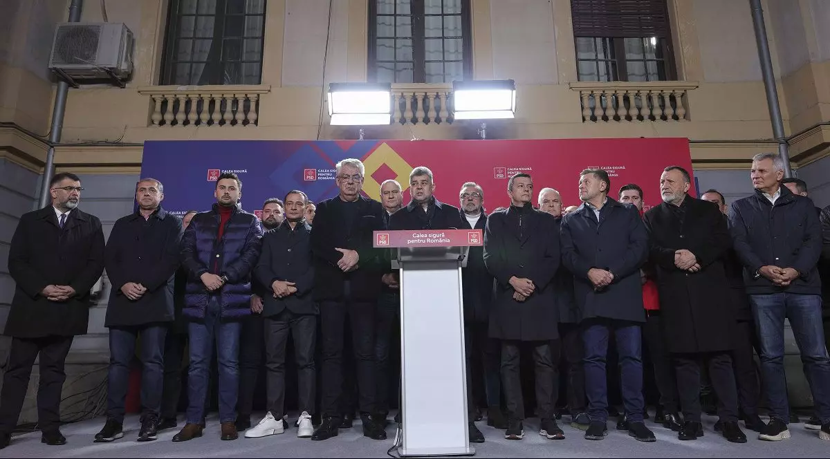 Politicieni în fața unei clădiri