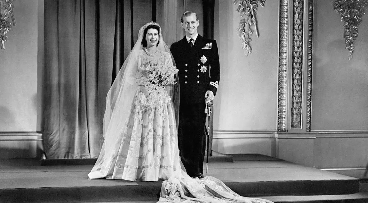 Prințesa Elisabeta (mai târziu Regina Elisabeta a II-a) și Lt Philip Mountbatten, îmbrăcați elegant după ceremonia de nuntă