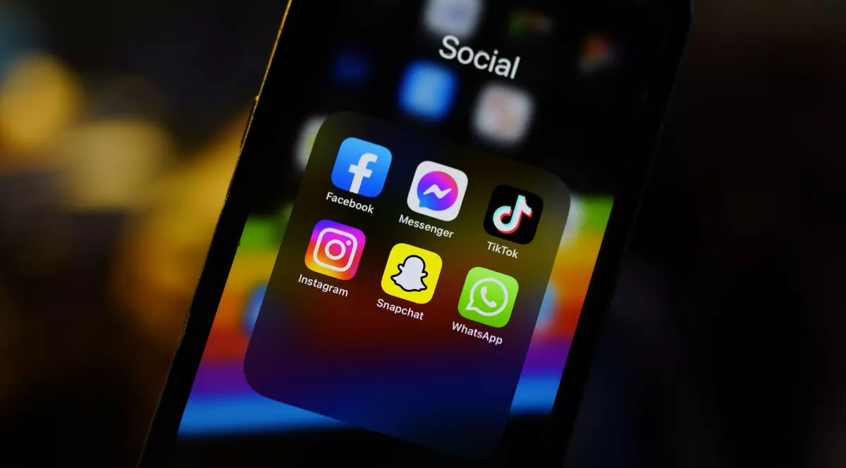 Un telefon cu aplicații de socializare