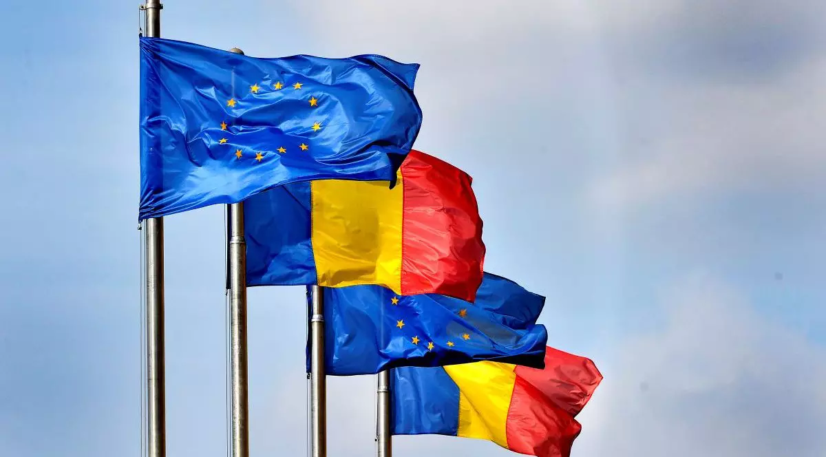 Drapelele Uniunii Europene si al Romaniei flutura in fata sediului guvernului din Piata Victoriei
