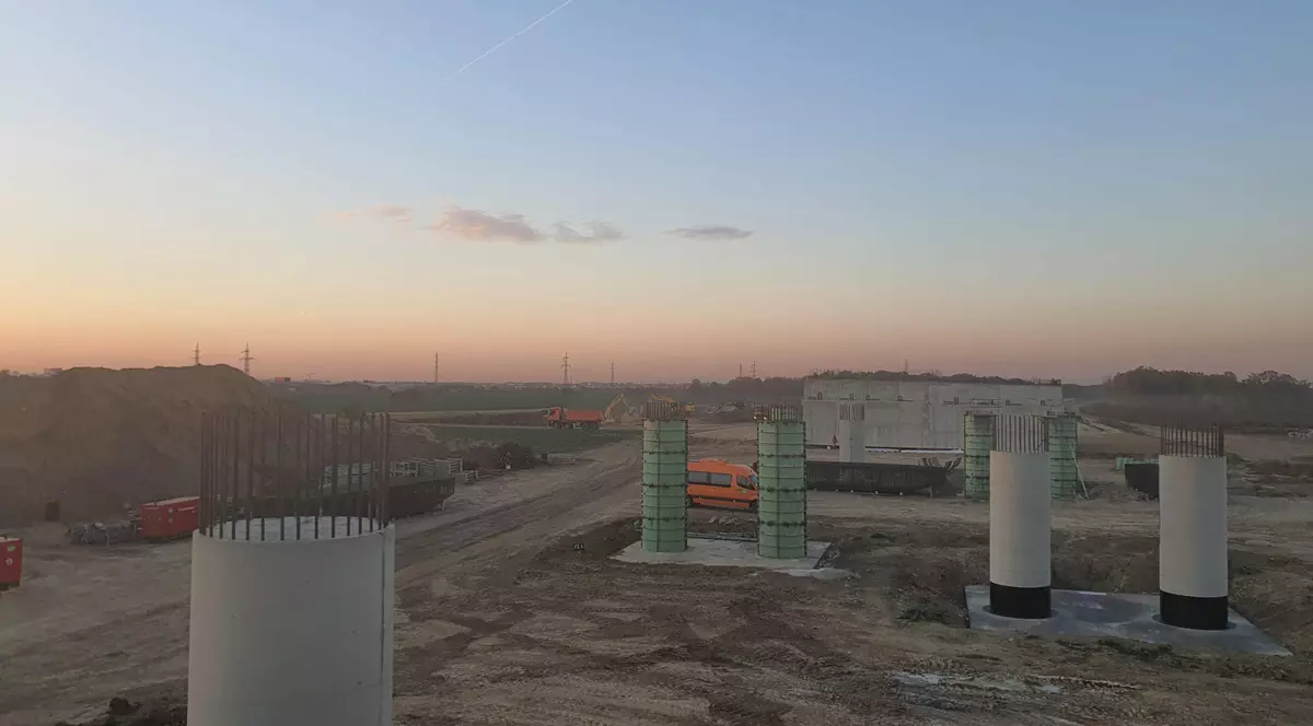 Imagine surprinsă pe șantierul lotului 4 al Autostrăzii A0 București.