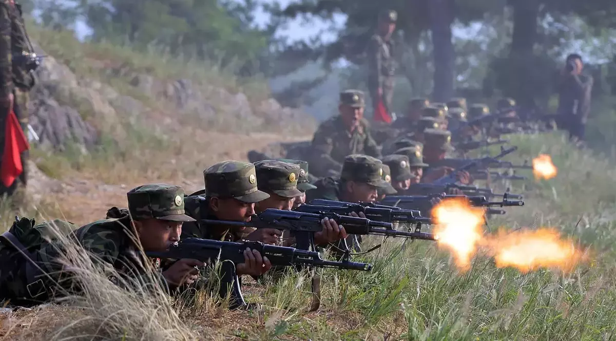 Soldații nord-coreeni în timpul unui antrenament