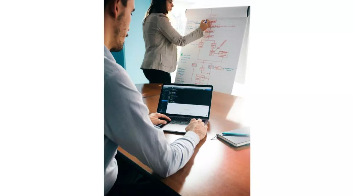 Sondaj eJobs și Skillab: 60% dintre angajați vor să facă reconversie profesională în următorul an. Un salariu mai bun, perspectivele de dezvoltare profesională și trecerea spre munca remote sau hibrid sunt principalele motive pentru care își doresc o schimbare de carieră
