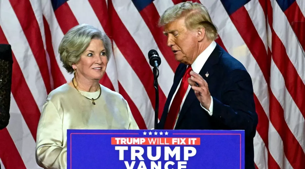 susie wiles (dreapta) și donald trump (stânga) la un meeting electoral