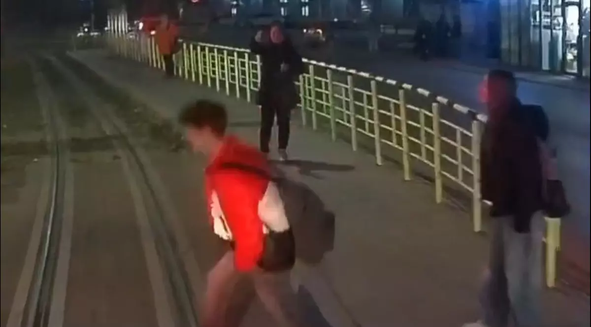 Tanarul neatent trece prin fata tramvaiului