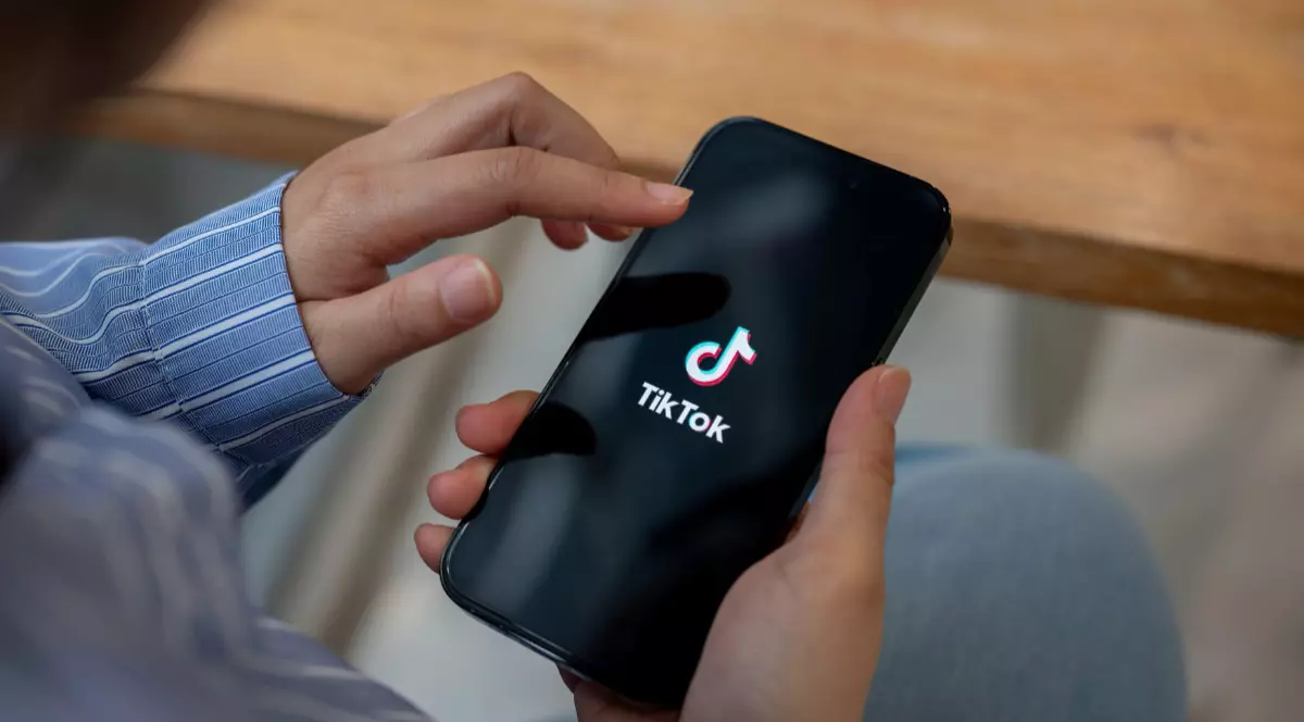 În imagine este prezentată o femeie care stă pe TikTok