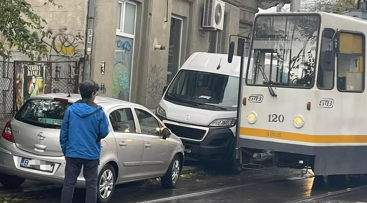 Tramvaiul 16 din Bucuresti, blocat de o masina parcata neregulamentar
