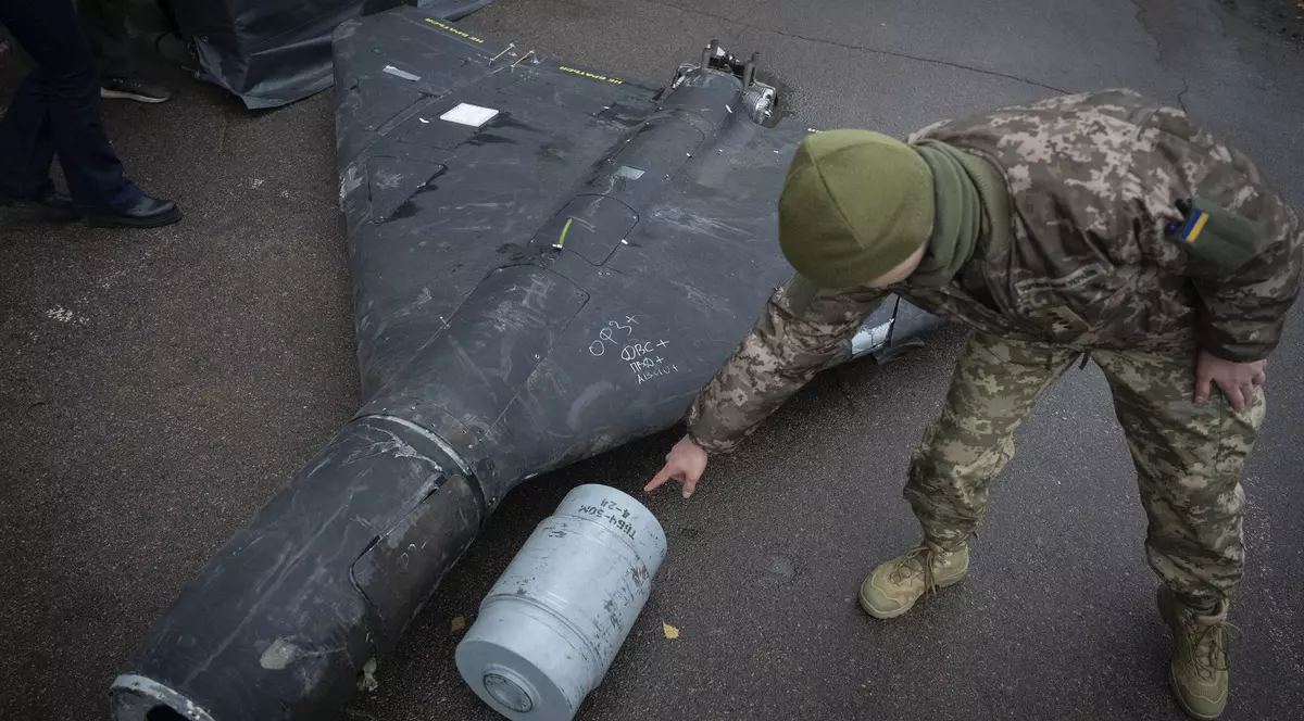 Un ofițer ucrainean arată încărcătura termobarică a unei drone Shahed doborâte, lansată de Rusia - 14 noiembrie 2024.