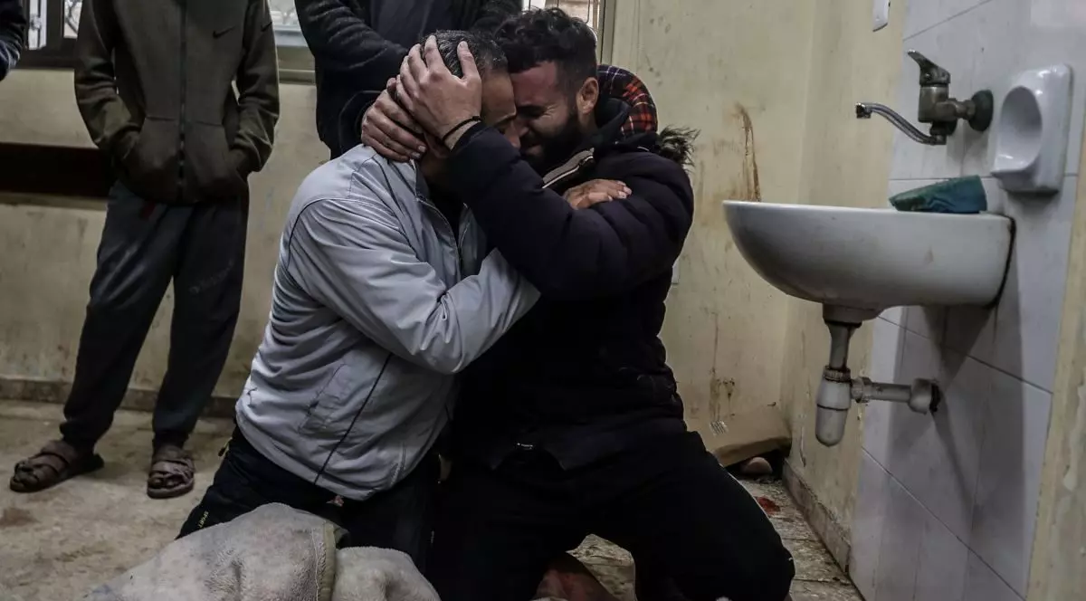 Palestinienii plâng lângă cadavre într-un spital