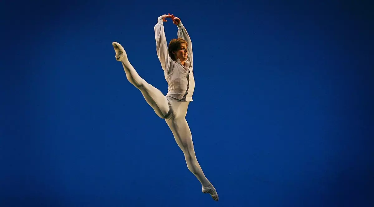 Balerinul Vladimir Shklyarov de la Baletul Mariinsky dansează în timpul unei repetiții generale a spectacolului „Tchaikovsky Pas de Deux” la teatrul Saddlers Wells din Londra, pe 15 octombrie 2008.