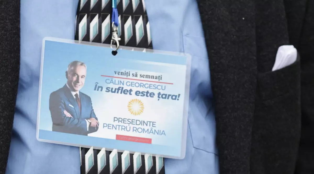 Ecuson din campanie cu îndemn la vot pentru Călin Georgescu