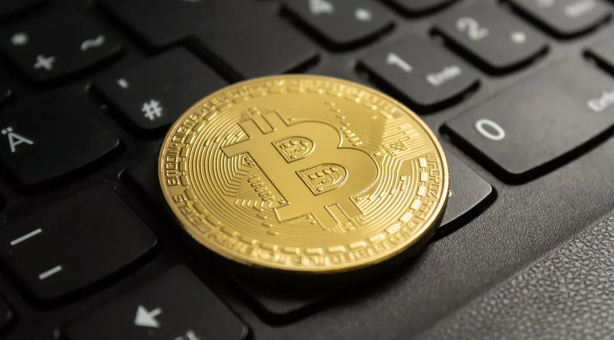 monedă bitcoin așezată pe o tastatură