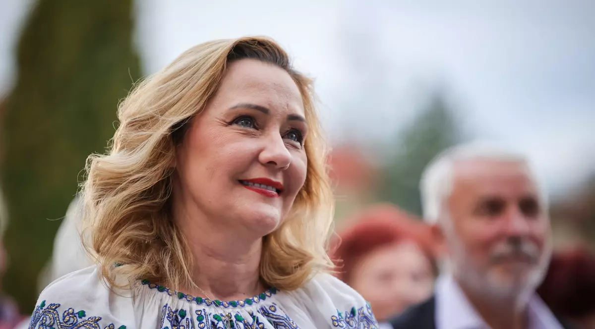 Povestea sacoului de inspirație tradițională, purtat de Elena Lasconi în campania electorală. „Este făcută special”