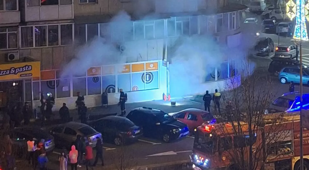 Incendiu într-un bloc din Râmnicu Vâlcea. 60 de persoane au fost evacuate după ce flăcările au izbucnit la parterul imobilului