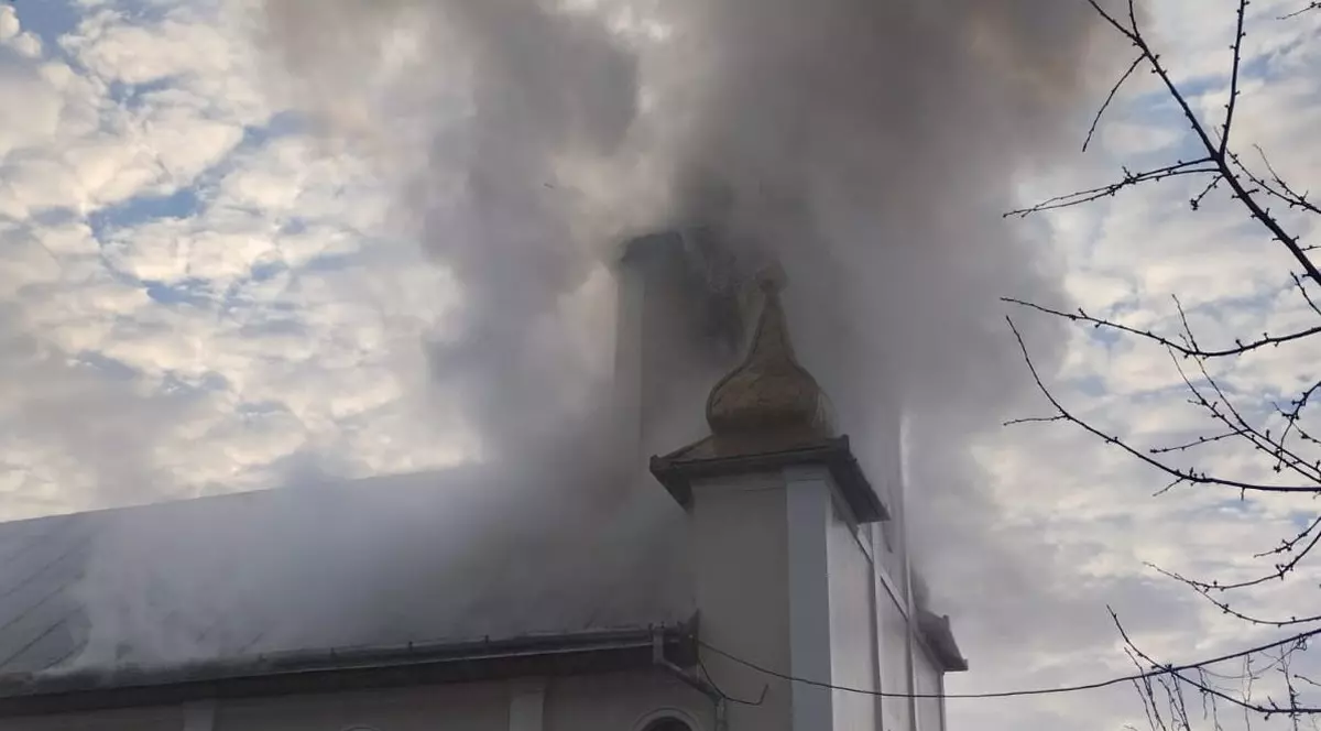 Incendiu la biserica din Crăciunești, Maramureș. Focul a izbucnit la turla lăcașului de cult