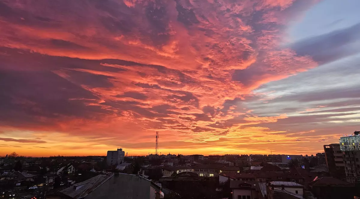 Fenomen spectaculos, filmat deasupra Ploieștiului: „Apus de soare, 16 decembrie”