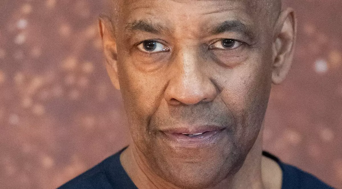Poză cu actorul Denzel Washington.