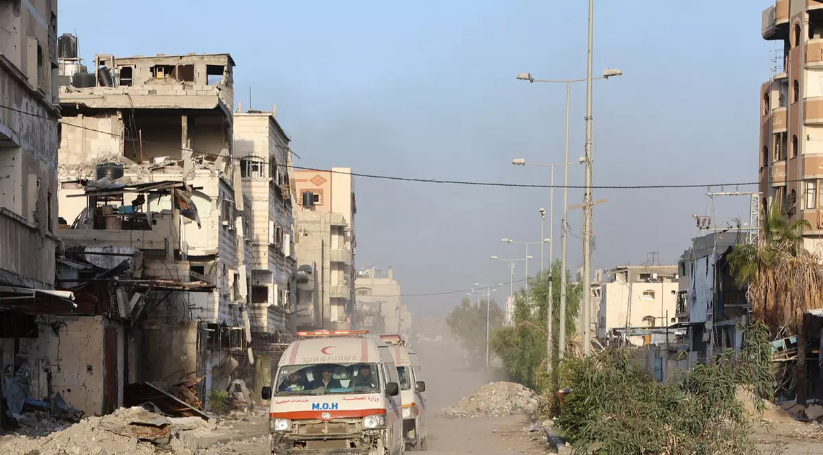 Ambulanțe care evacuează pacienți de la Spitalul Kamal Adwan către Spitalul Al Shifa Foto: Profimedia