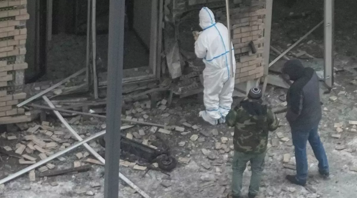 Anchetatorii lucrează în apropierea unui scuter la locul în care locotenentul general Igor Kirillov a fost ucis