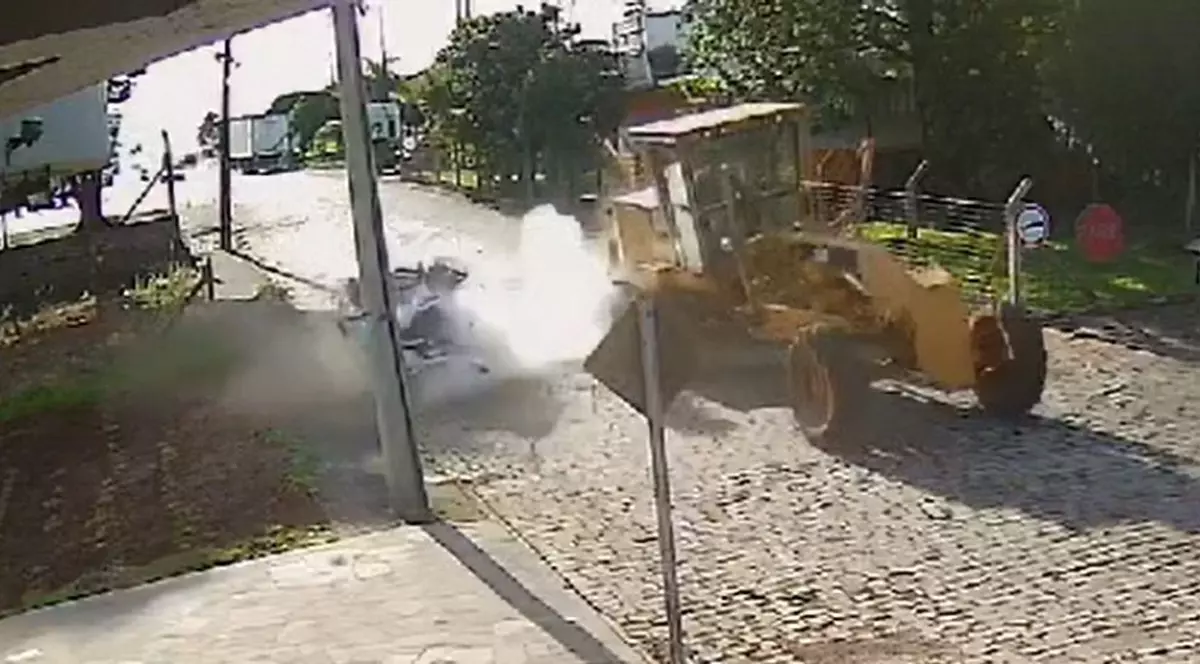 Anvelopa unui tractor al primăriei a explodat