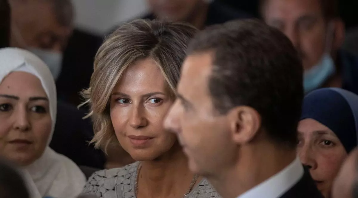 Asma Assad se uită cu atenție către soțul ei