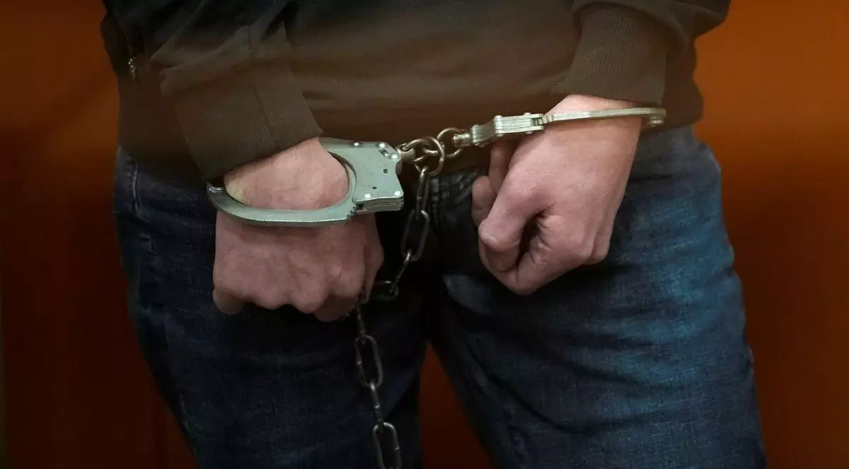 Bărbat în cătușe așteaptă verdictul într-un tribunal din Moscova