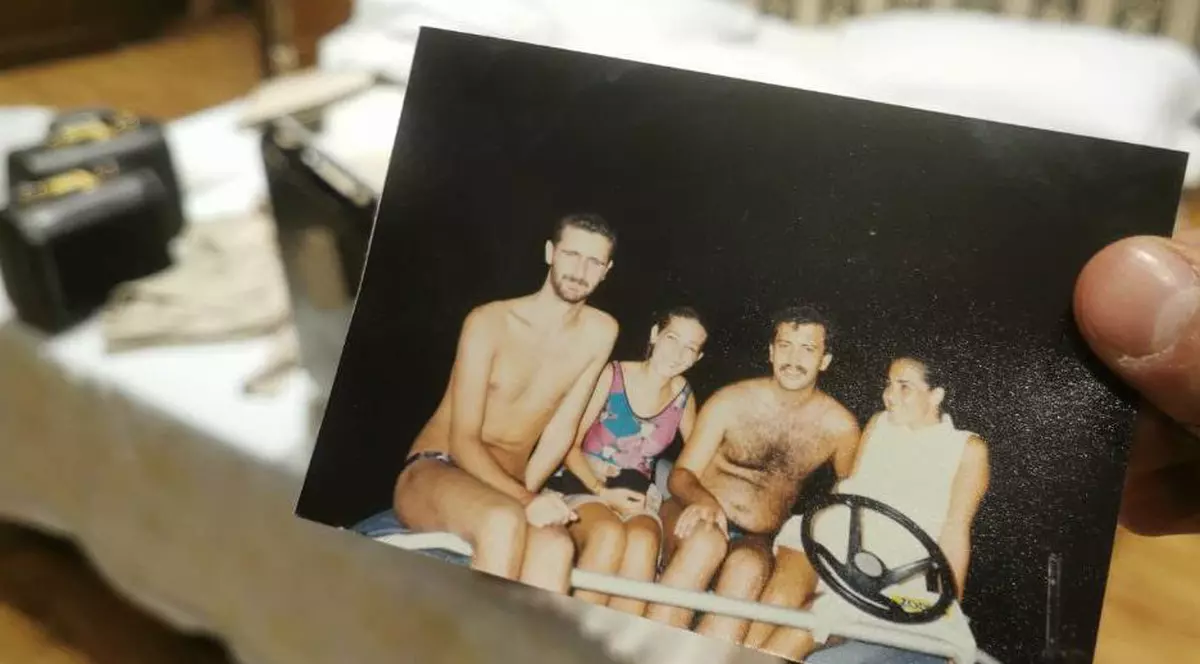 Rebelii îl umilesc pe Bashar Al-Assad și publică o fotografie găsită în palatul prezidențial cucerit: „Dictatorul sirian a rămas în slip”